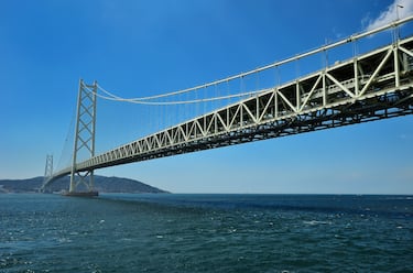 Es el puente colgante más largo del mundo midiendo 3,9 kilómetros. Cruza el estrecho de Akashi con 305.775 kilómetros de cableado (estos cables son considerados como los más resistentes y pesados del mundo). Su construcción se realizó entre 1988-1998 abriéndose el 5 de abril de 1998.
