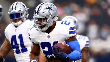 ARLINGTON, TX - OCTOBER 08: Ezekiel Elliott #21 of the Dallas Cowboys prepares to take on the Green Bay Packers at AT&amp;T Stadium on October 8, 2017 in Arlington, Texas.   Tom Pennington/Getty Images/AFP
 == FOR NEWSPAPERS, INTERNET, TELCOS &amp; TELEVISION USE ONLY ==