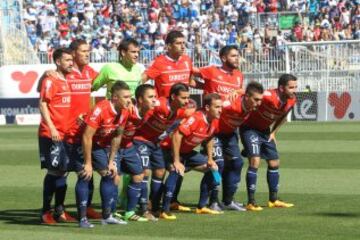 El equipo de Universidad Católica posa para los fotógrafos antes del partido de primera división contra O'Higgins.