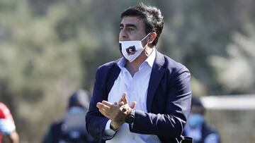 Futbol, Huachipato vs Colo Colo
Vigesimo primera fecha, campeonato nacional 2020.
El entrenador de Colo Colo Gustavo Quinteros dirige a sus jugadores durante el partido de futbol de primera division contra Huachipato disputado en el estadio Cap, Talcahuano, Chile.
05/12/2020
Dragomir Yankovic/Photosport
Football, Huachipato vs Colo Colo
21th date, 2020 National Championship.
Colo Colo's manager Gustavo Quinteros, gives instructions to his players during the first division football match against Huachipato held at the Cap stadium, in Talcahuano, Chile.
05/12/2020
Dragomir Yankovic/Photosport