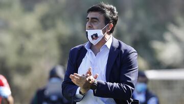 Futbol, Huachipato vs Colo Colo
 Vigesimo primera fecha, campeonato nacional 2020.
 El entrenador de  Colo Colo Gustavo Quinteros dirige a sus jugadores durante el partido de futbol de primera division contra Huachipato disputado en el estadio Cap, Talcahuano, Chile.
 05/12/2020
 Dragomir Yankovic/Photosport
 
 Football, Huachipato vs Colo Colo
 21th date, 2020 National Championship.
 Colo Colo&#039;s manager Gustavo Quinteros, gives instructions to his players during the first division football match against Huachipato held at the Cap stadium, in Talcahuano, Chile.
 05/12/2020
 Dragomir Yankovic/Photosport