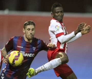 El jugador de la Sociedad Deportiva Eibar Albentosa  lucha un balón con Zongo.