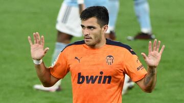 Valencia's Uruguayan forward Maxi Gomez celebrates after scoring a goal during the Spanish league football match between Celta Vigo and Valencia at the Balaidos stadium in Vigo on September 19, 2020. (Photo by MIGUEL RIOPA / AFP)