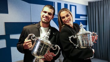 Carlos Alcaraz y Aryna Sabalenka hacen un vídeo para Tik Tok en el Today Show de la NBC, en el Rockefeller Plaza.