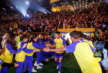 ?Inolvidable! Cristiano Ronaldo se viste de amarillo y azul por primera vez y se presenta por fin ante la afici¨®n del Al Nassr.