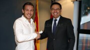 Victor Tomás junto a Josep María Bartomeu.