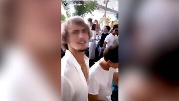 Prometió que se confinaría 14 días y sale a la luz este vídeo: la fiesta de la vergüenza de Zverev