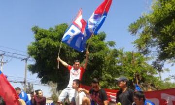 Los hinchas dieron su apoyo al plantel de la U en la previa del Clásico Universitario.