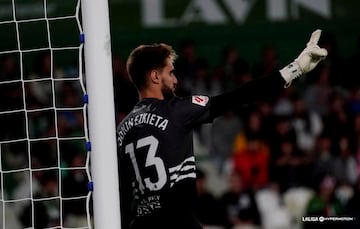 El portero del equipo cántabro tuvo dos intervenciones providenciales ante el Elche. Dio un recital de reflejos y evitó la derrota de su equipo