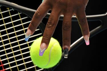 Serena Williams (38 años) se presentó de esta guisa en el Abierto de Australia de tenis, con una manicura perfecta y variada en sus uñas... Quizá estaba preparándose para celebrar al final la conquista de un 24º Grand Slam que la igualaría a Margaret Court. Pero la china Qiang Wang le apeó en tres sets contra todo pronóstico. 