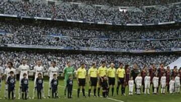 <b>EXPECTACIÓN. </b>Madrid y Barça, antes de jugar en el Bernabéu. El Clásico es un partido que interesa en todas partes. Estados Unidos espera organizarlo también en su suelo.