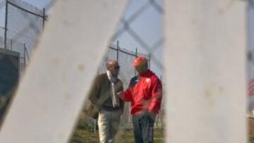 <b>CHARLA. </b>Monchi y Manzano dialogan como fondo de un número 4, curiosamente el dorsal de Cáceres.