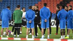 Bordal&aacute;s da instrucciones a sus jugadores en un entrenamiento del Getafe.