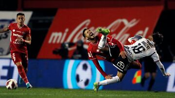 Futbol, Nublense vs Colo Colo
Fecha 18, campeonato Nacional 2023
El jugador de Colo Colo Agustin Bouzat, derecha, disputa el balon contra Bayron Oyarzo de Nublense durante el partido de primera division disputado en el estadio Nelson Oyarzun en Chilan, Chile.
25/7/2023
Marco Vasquez/Photosport
Football, Nublense vs Colo Colo
18nd turn, 2023 National Championship.
Colo Colo’s player Agustin Bouzat, right vies the ball against Bayron Oyarzo of Nublene during the first division match at the Nelson Oyarzun in Chillan, Chile.
25/7/2023
Marco Vasquez/Photosport