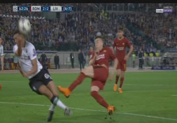 El Roma reclamó penalti por mano de Alexander-Arnold.