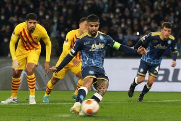 1-2. Lorenzo Insigne marca de penalti el primer gol.