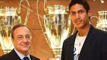 <b>BARAJAS.</b> Varane llegó a Barajas a las 14:50 de este lunes.