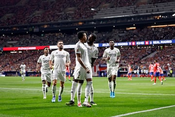 1-0. Militao celebra el tanto que marca en el minuto 63 de partido con sus compañeros.