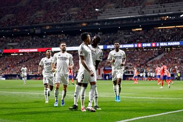 1-0. Militao celebra el tanto que marca en el minuto 63 de partido con sus compañeros.