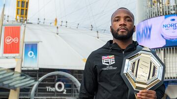 El campeón del peso welter Leon Edwards con su cinturón.