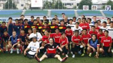 Los jugadores del Atl&eacute;tico posan con algunos de los chicos de secundaria de barrios marginales a los que Peter Lim apoya con su fundaci&oacute;n.