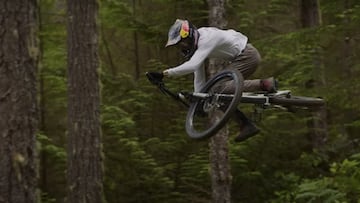 Brandon Semenuk montando en bici en Roadskills, vídeo de MTB.