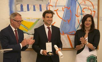 El extenista alicantino recibi¨® de las manos del ministro de Cultura y Deporte Jos¨¦ Guirao la Medalla de Oro que reconoce toda su trayectoria deportiva.