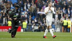 Gareth Bale, seguido por una c&aacute;mara de televisi&oacute;n tras un partido de LaLiga Santander en el Santiago Bernab&eacute;u.