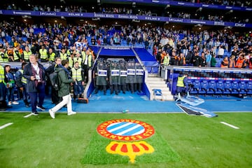 Invasión de campo de los seguidores del Espanyol cuando los jugadores del Barcelona celebraban el campeonato liguero.