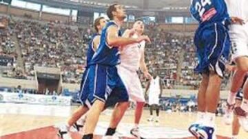 <b>MÁS PELEA. </b>En el primer duelo Felipe Reyes dominó el rebote como un coloso y se echó en falta más batalla de Garcés y de todo el Estudiantes.