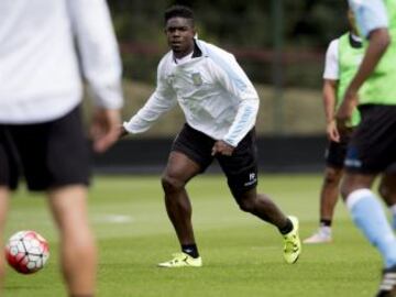 Carlos Sánchez entrena de cara al inicio de la Premier