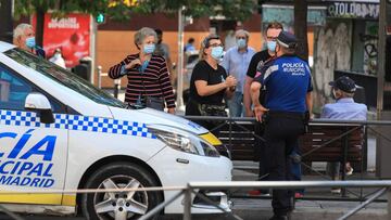 Dvd 1020 22/9/20
Escenas cotidianas en el barrio de Vista Alegre en el distrito de Carabanchel, una de las zonas madrileñas confinadas tras la segunda oleada de la Covid-19. En la imagen, policías municipales informando al vecindario de las zonas acotadas en la calle de la Oca.
KIKE PARA.