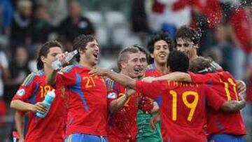 <b>ALEGRÍA FINAL.</b> Los jugadores de la Selección celebran el trabajado triunfo ante Bielorrusia y el consiguiente pase a la fi nal y a los Juegos Olímpicos de Londres.