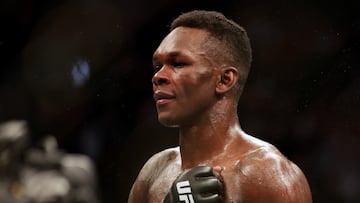 El campeón del peso medio de la UFC, Israel Adesanya.