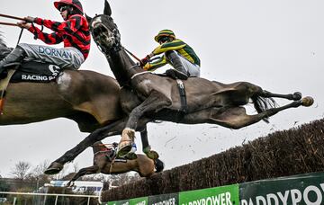 Uno de los grandes espectáculos que puede presenciar un aficionado es el de las carreras de caballos. En la imagen, un impactante lance del Festival de Navidad de Leopardstown (Dublín), un evento en el que se combinan el deporte, las apuestas, la comida y las fiestas que comenzó ayer y termina el próximo viernes.