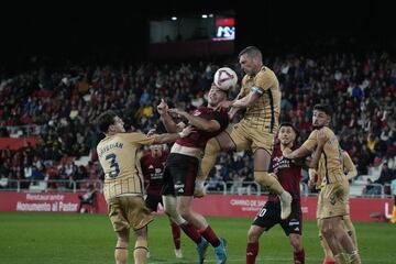 Egiluz cabecea el balón ante la presencia de Arbilla.