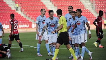 Santi Mina, Jeison Murillo, Kevin Vázquez y Okay Yokuslu protestan a De Burgos Bengoetxea.
