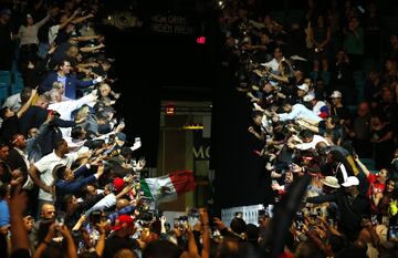 El boxeador mexicano se coronó como campeón Mundial WBO de semipesado tras derrotar en 11 asaltos al boxeador ruso en Las Vegas, Estados Unidos.