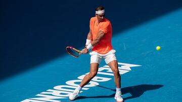 Rafa Nadal ejecuta un rev&eacute;s en el Open de Australia.