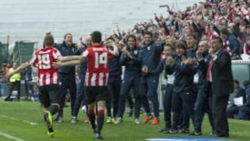 JÚBILO. Muniain y Susaeta celebran junto a los suplentes el gol olímpico del segundo, que supuso el 1-0 y la llave para la victoria ante el Sevilla.