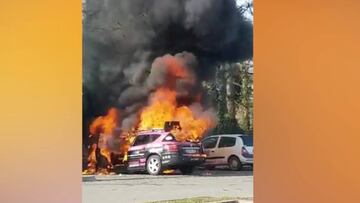 El coche de un equipo ciclista empieza a arder antes de la etapa
