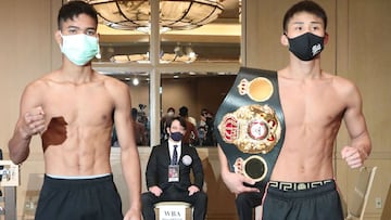 Hiroto Kyoguchi y Thanongsak Simsri posan durante el pesajre previo a su pelea por el título AMB del peso minimosca.