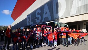 Aficionados rojillos a las puertas de El Sadar.