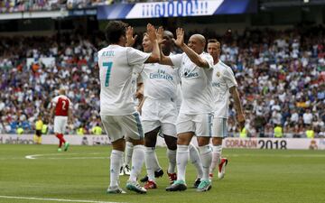 Raúl celebra el 1-0 con Roberto Carlos. 
 