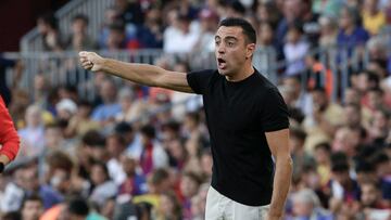 BARCELONA, 28/08/2022.- El entrenador del FC Barcelona, Xavi Hernández, durante el partido de la tercera jornada de LaLiga que FC Barcelona y Real Valladolid juegan este domingo en el Camp Nou. EFE/ Quique García
