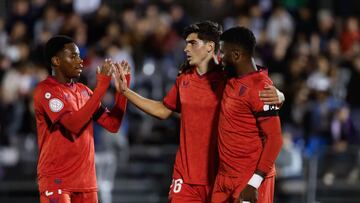 LAS ROZAS (MADRID), 30/10/2024.- El delantero nigeriano del Sevilla Kelechi Iheanacho (d) celebra con sus compañeros tras marcar el 0-2 durante el partido de primera ronda de la Copa del Rey entre Las Rozas y Sevilla, este miércoles en el Estadio Dehesa de Navalcarbón en Las Rozas de Madrid. EFE/ Mariscal