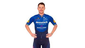 Sam Bennett luce los nuevos colores del Deceuninck.