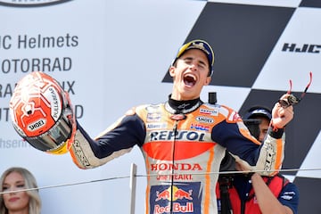 Celebración del piloto español tras proclamarse campeón del Gran Premio de Alemania de MotoGP. 