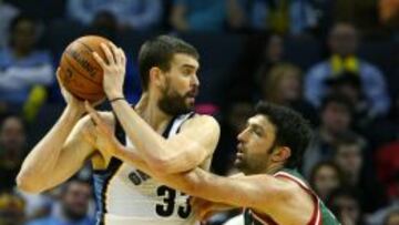 Marc Gasol ante Zaza Pachulia.