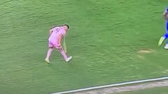 Robbie Robinson jugó su primer partido con Messi y terminó vomitando